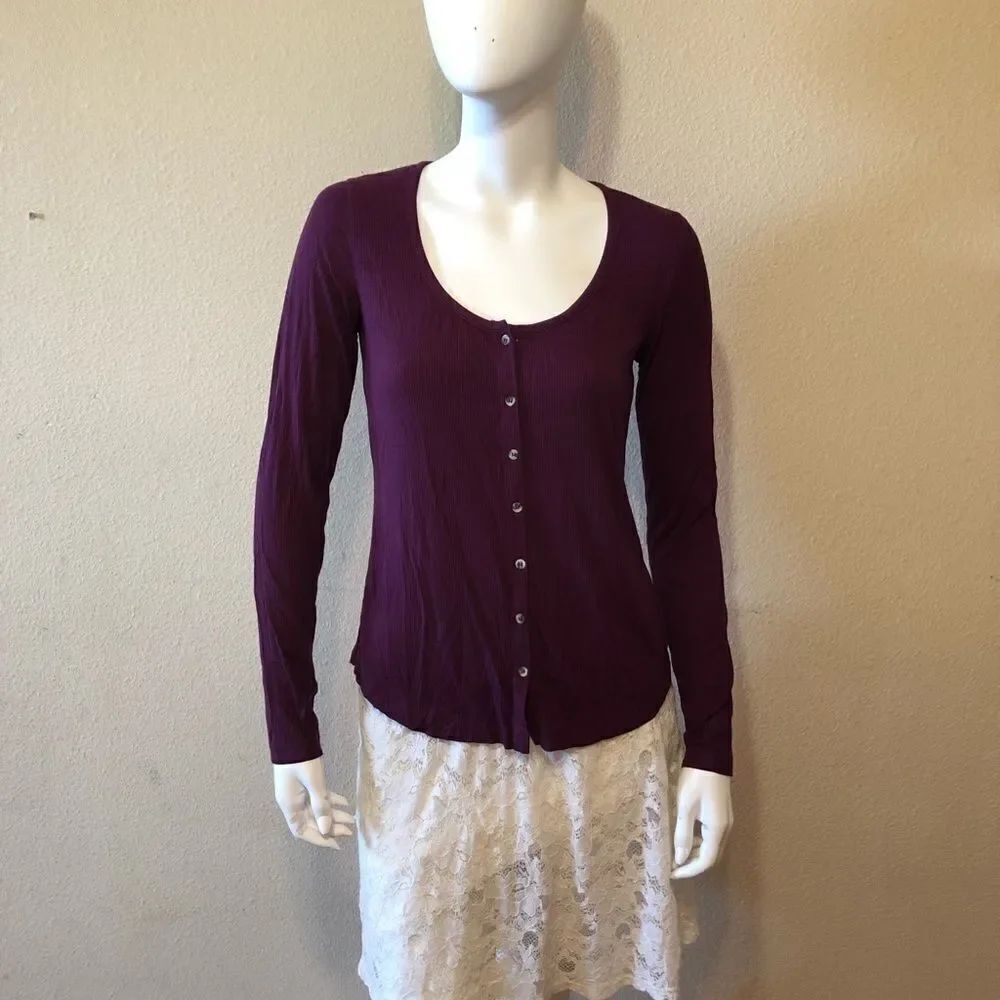 Socialite Button Front Top Size Small - Picture 2 of 8